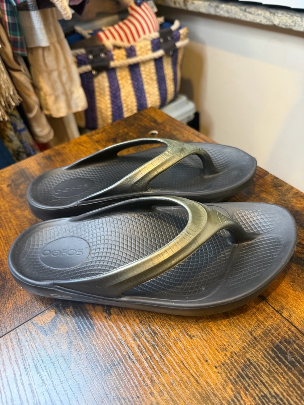 OOFOS Women's OOlala recovery sandals black champagne silver colorway Size 6